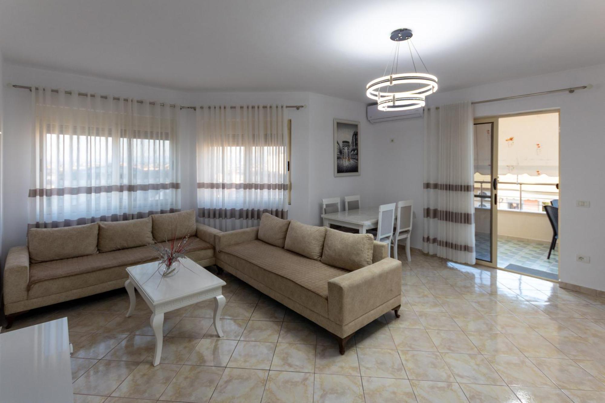 Spacious 2 Bedroom In Appartement Durrës